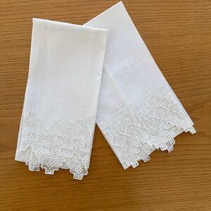 SET OF 2 VINTAGE HAND TOWELS